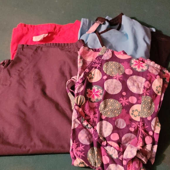 16 Size large scrub tops - Picture 4 of 4